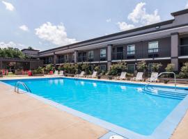 Clarion Inn & Suites Russellville I-40, хотел в Ръселвил