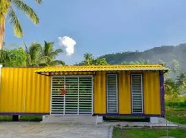 Yellow Cube at Lumut Cube Homestay Kontena