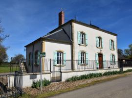 Luxurious Mansion in Verneuil with Fenced Garden, počitniška hiška v mestu Verneuil