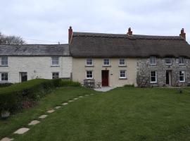 Cornish Thatched Cottage, hotel sa Gwennap