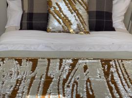 Essentials Homestay, rum i privatbostad i London