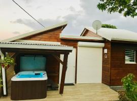 Gîte spacieux avec Jacuzzi - ****5 étoiles****, hotel v destinaci Baie-Mahault