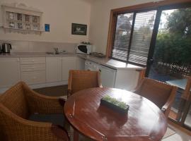 The Shingles Riverside Cottages, hotel in New Norfolk