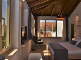 APARTMENTS4YOU SUPETAR-the BEST and MOST POPULAR apartments for DISCOVERING the island - free parking - 200 meters from the beach、スペタルのファミリーホテル