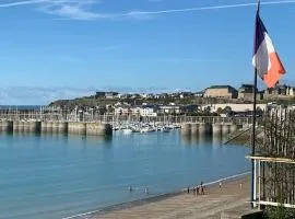 Les pieds dans l'eau accès direct à la plage !