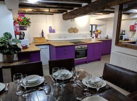 Cotswolds Valleys Accommodation - Medieval Hall - Exclusive use character three bedroom holiday apartment, apartamento em Stroud