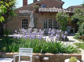 Casa di Leo with pool, hotel v destinaci Radicondoli