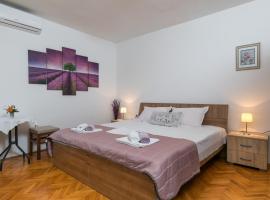 Mini apartment Petra - rooms Purple & Green with kitchen and garden, apartment in Dubrovnik