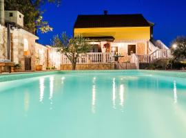 Holiday home Iva with pool, hotel di Sukosan
