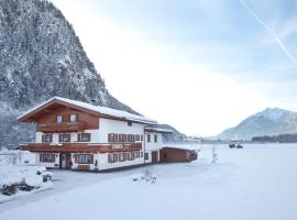 Gästehaus Luxner, ski resort in Strass im Zillertal