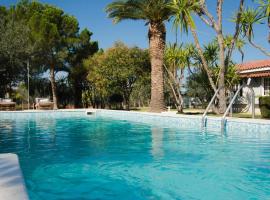 Country Villa Peloponnese with tennis court and pool – hotel z parkingiem w mieście Zevgolateíon