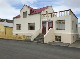 Steinhúsið, guest house in Hólmavík