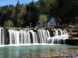 Boutique rooms Pri Rogovilcu, guest house di Solcava