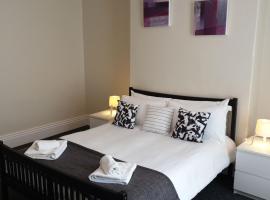 South Shield's Hidden Gem Amethyst 3 Bedroom House Sleeps 6 Guests, hotel with parking in South Shields