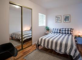 Charming 2BR Casita in Front of Park, hotel in Los Angeles