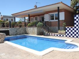 Chalet con piscina privada en zona tranquila de Cambrils, planinska kuća u gradu 'Cambrils'