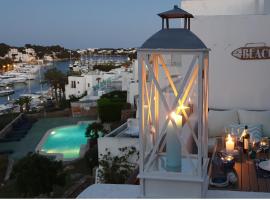 APARTMENT MARINA CALADOR HARBOURVIEW AIR CONDITION POOL GARDEN TERRASSE PORTO CARI spectacular location, hotel em Cala d&acute;Or