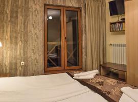 Family Hotel Balkanci: Uzana şehrinde bir otel