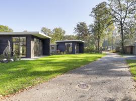 Modern wellness chalet with a smart TV, next to the forest, hotell i Markelo