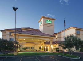 La Quinta Inn & Suites by Wyndham Albuquerque Midtown，位于阿尔伯克基的酒店