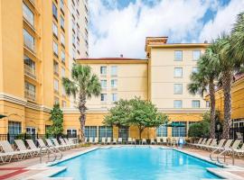 La Quinta Inn & Suites by Wyndham San Antonio Riverwalk, hotel v destinácii San Antonio