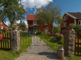 Bullerbyn - Mellangården - Astrid Lindgren's family house, готель з парковкою у місті Маріаннелунд