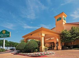 La Quinta by Wyndham Dallas DFW Airport North โรงแรมในเออร์วิง