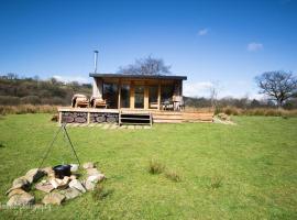 Serenity Lodge, готель з парковкою у місті Лланділо