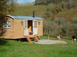 Snug Oak Hut with a view on a Welsh Hill Farm, hotel i Brecon