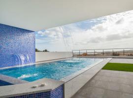 Villa Ria Alvor- Swimming pool & Jacuzzi, golf hotel in Alvor