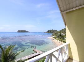 Coconut Grove Lodge, hotel v destinaci Isla Grande