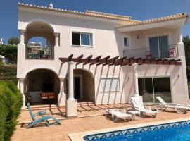 Lovely Burgau villa just 3 mins walk from beach, holiday rental in Budens