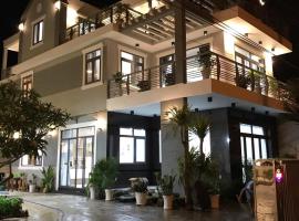 NGOC LANG HOTEL, Hotel mit Parkplatz in Bình Sum