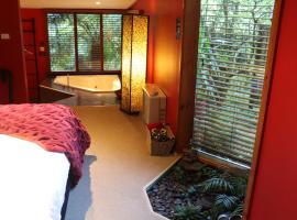 Linden Gardens Rainforest Retreat, hotel dengan jacuzzi di Mount Dandenong