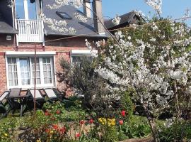 Vacances Paisibles Sur La Côte Fleurie.，濱海圖維列的家庭旅館