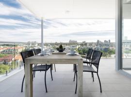 Minimalist Penthouse Condo with Skyline Vistas, hotel near East Perth Station, Perth