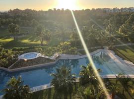 Ático de Lujo Playa Granada, BLUE&GREEN, hotel z jacuzziji v mestu Motril
