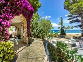 TarracoHomes, Villa with Botanic Garden and Private Pool facing the Beach