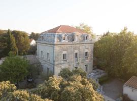 Logis Hôtel Résidence Les Cèdres, מלון בוילנב-לז-אביניון