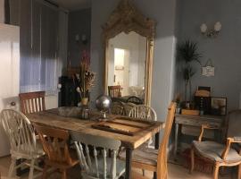 BEAUTIFUL TERRACE COTTAGE HOME, 3 BEDROOM HOUSE near Alton Towers, LEEK Centre, Peak District on doorstep, viešbutis mieste Likas