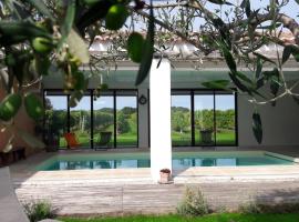 Chambres d'hôtes Les Sarments, hotel with pools in Saint-Pierre-dʼOléron