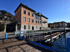 Residenza di Prestigio In Riva al Lago Marone Primo Piano, casa a Marone