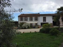 Domaine en castanet, hotel sa parkingom u gradu Caraman