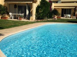 Villa C3 Arthur Rimbaub chambre d’hôte piscine proche mer plage 600m, hotell i Cagnes-sur-Mer