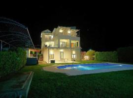 Luxury Villa Dion, hotell i Kyparissia