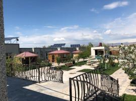Ralina Restaurant and Hotel, hotel con estacionamiento en Ararat