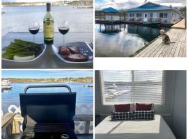 The Floatel, hotel in Penetanguishene