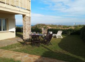 Sea front apartment in Platja Pals with terrace and parking, hotell i Pals