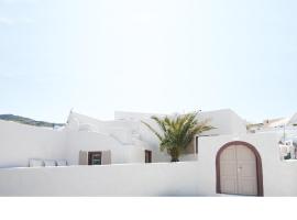 White Grape Suites, homestay in Oia