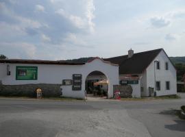 Restaurace a penzion U Lva, hotell i Karlštejn